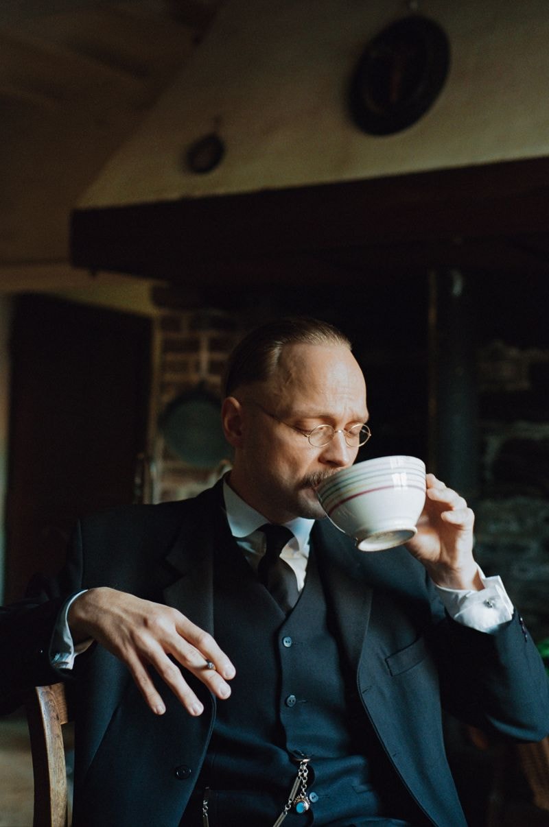 Man met koffie en sigaar in oude vintage feel