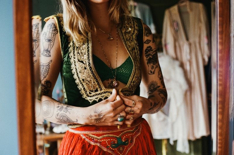 Meisje vintage verkoper doet kleding aan in spiegel in Amersfoort