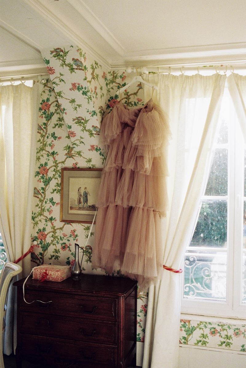 Jurken hangen aan de wand in chateau in Frankrijk