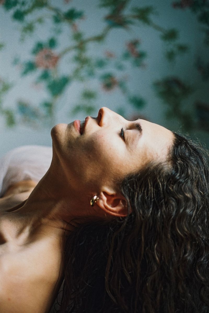 Meisje met blik naar boven voor bloemenbehang