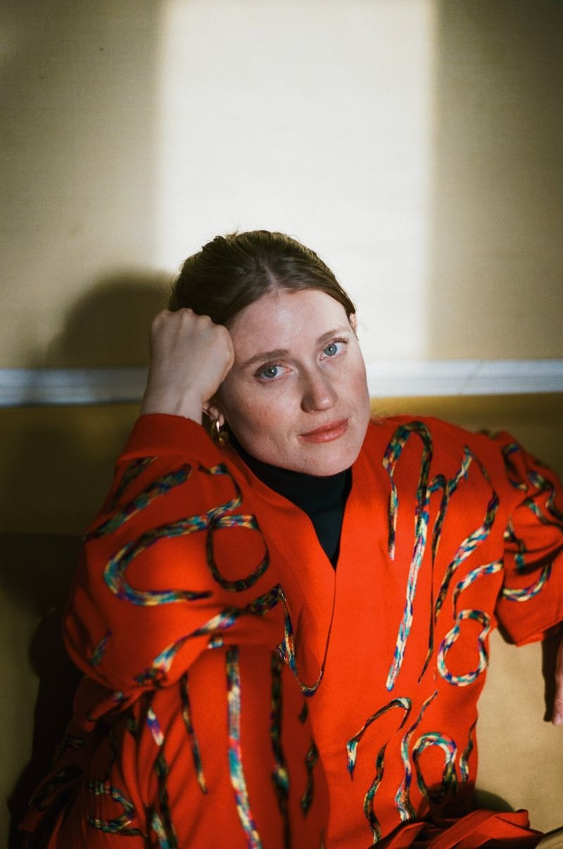 Vrouw zittend in de avondzon met rode kimono in Frankrijk