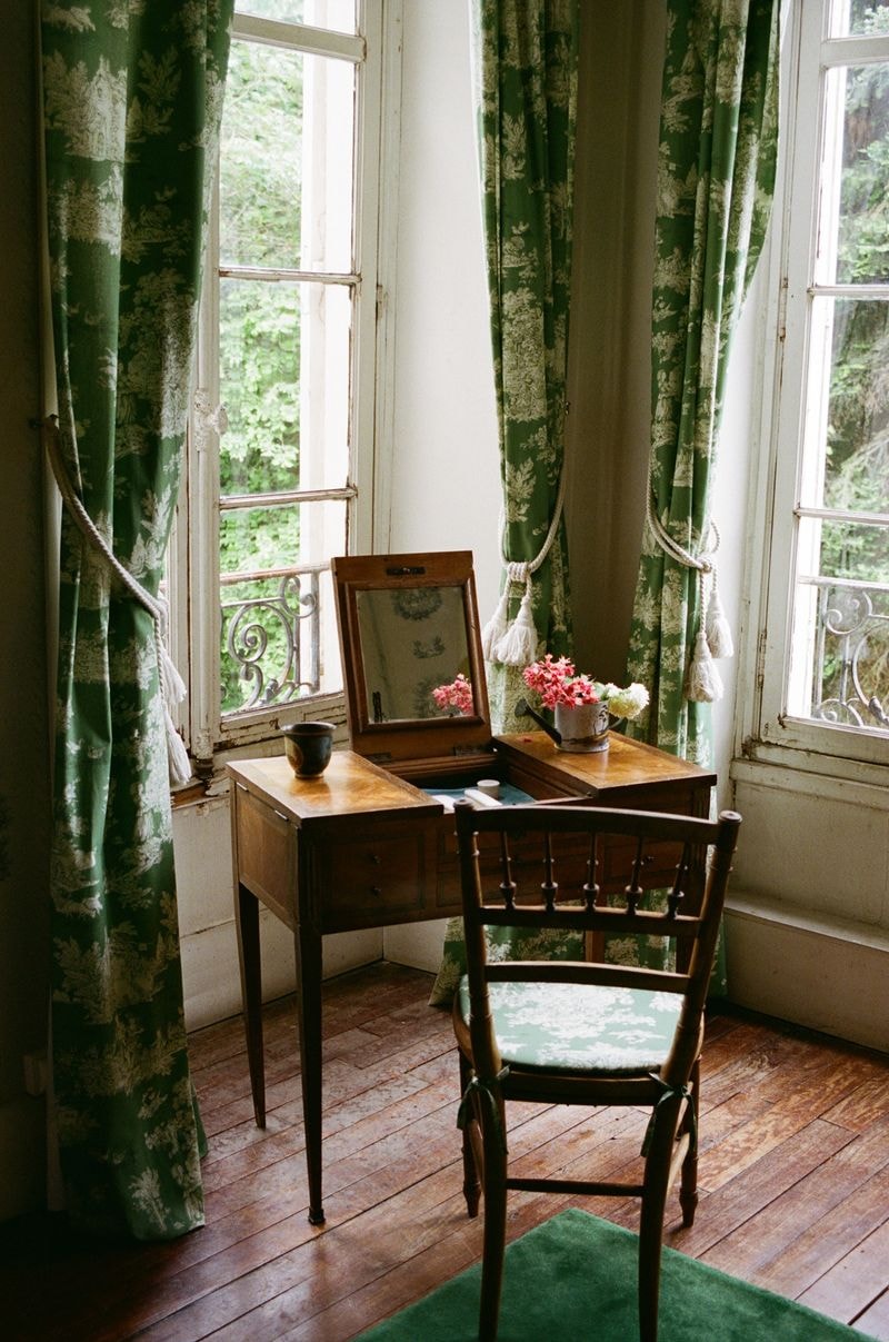 Kleurrijke kaptafel met stoel en grote spiegel in elegant Frans château