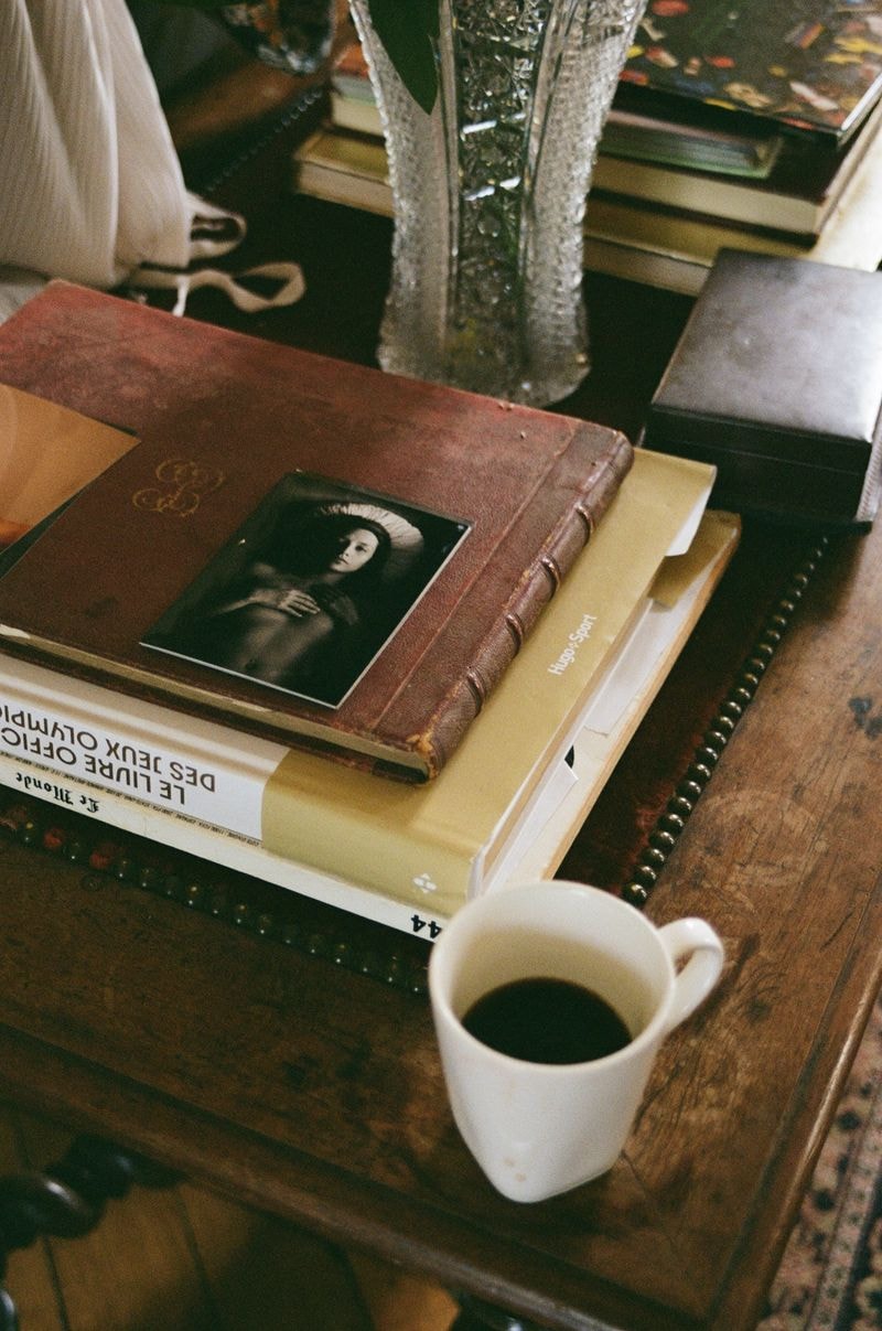Boeken en kop koffie in sfeervol stilleven, vastgelegd in een elegant Frans château
