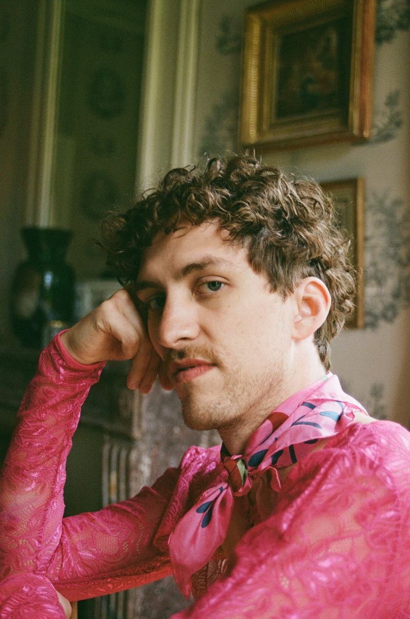 Jongen gekleed in roze van zijkant in Frans chateau