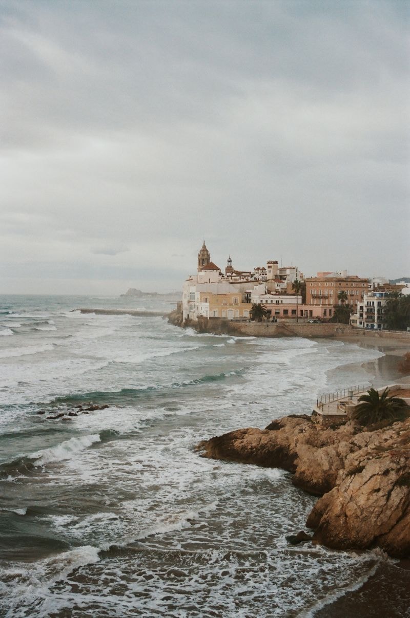 Mooi mistig en kleurrijk strand bij Sitges in januari, met zachte ochtendnevel en rustige sfeer