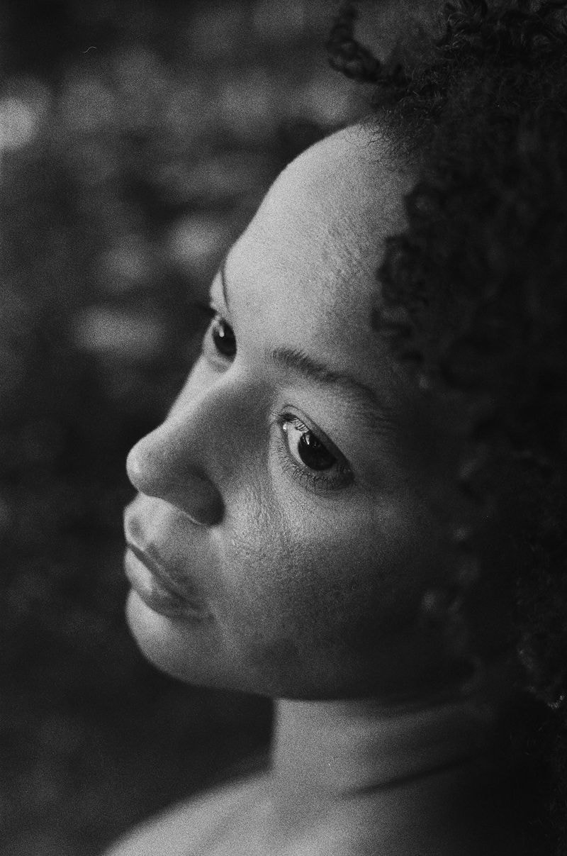 Zwart-wit profiel van meisje met sterke uitdrukking, gefotografeerd in Utrecht