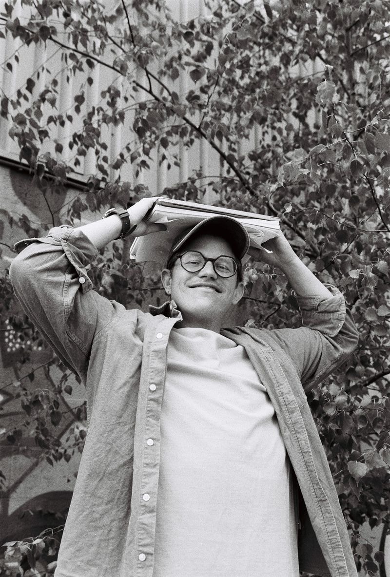 Jonge ondernemer met laptop bij creatieve hotspot De Nijverheid in Utrecht, industriële achtergrond