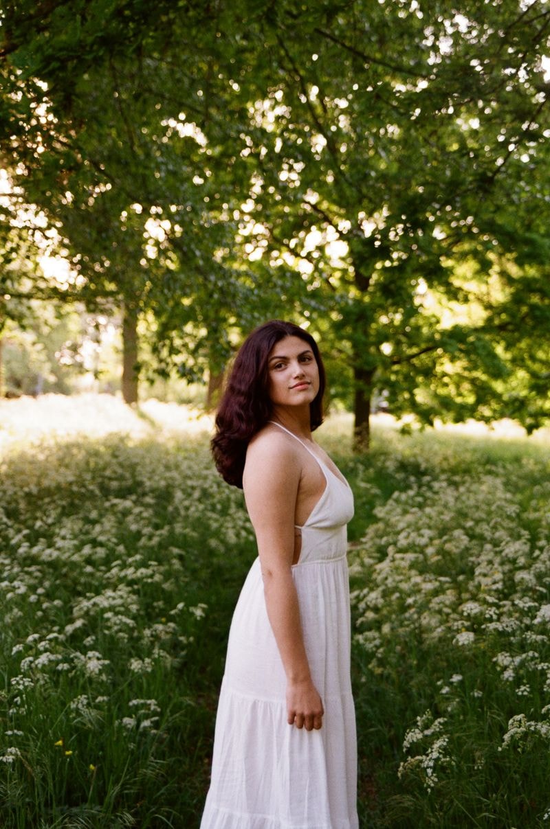 Meisje in bloemenveld in Utrecht witte bloemen witte jurk Zuilen