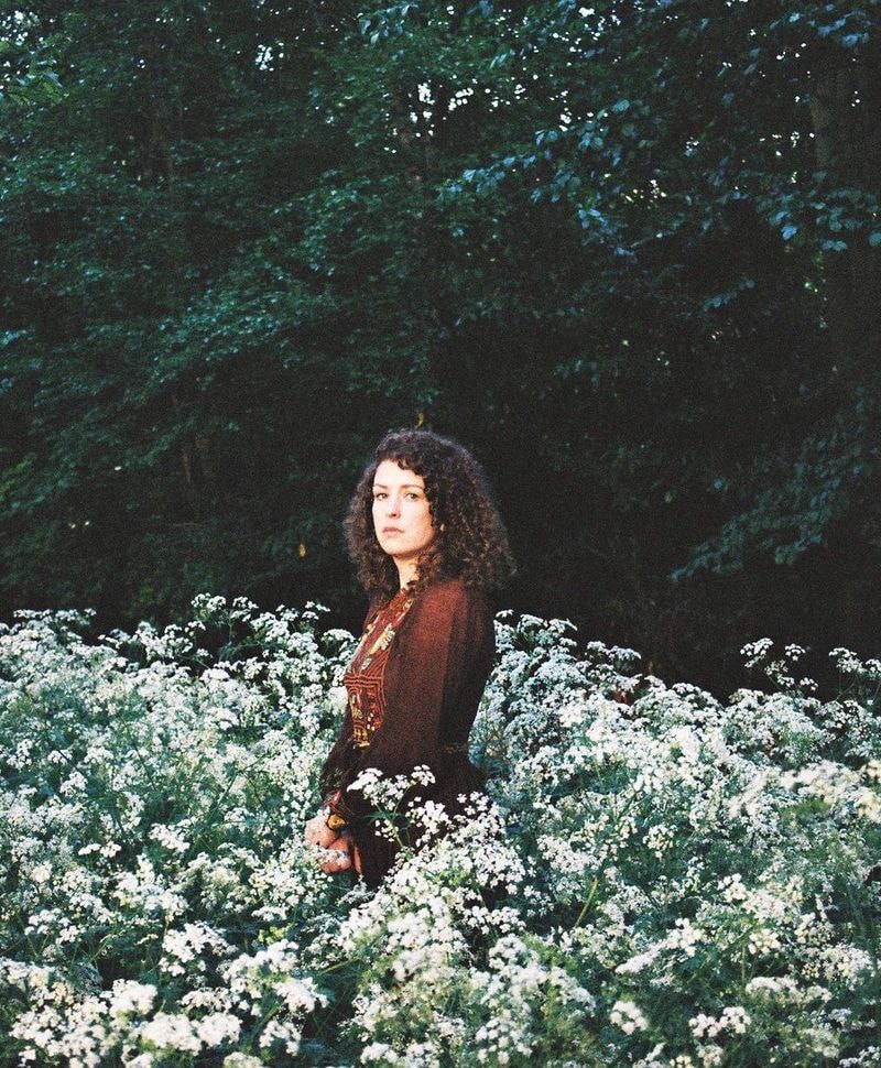 Rosanne Reinders in een veld met bloemen